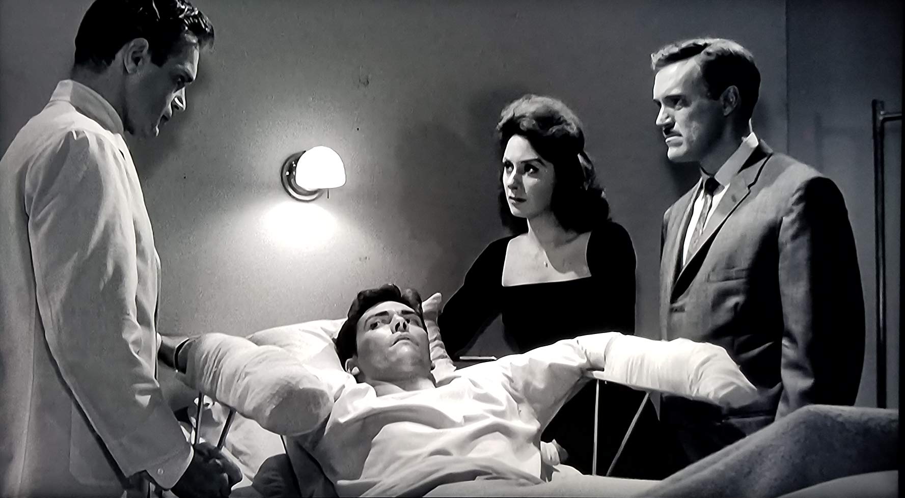 MV5BNmJkNDYxZTgtYWIxZC00OThiLTkwMjctMzYwMGVhYzM2Y2Y5XkEyXkFqcGdeQXVyMTk2MzExMzQ@._V1_SX1777_CR0,0,1777,978_AL_